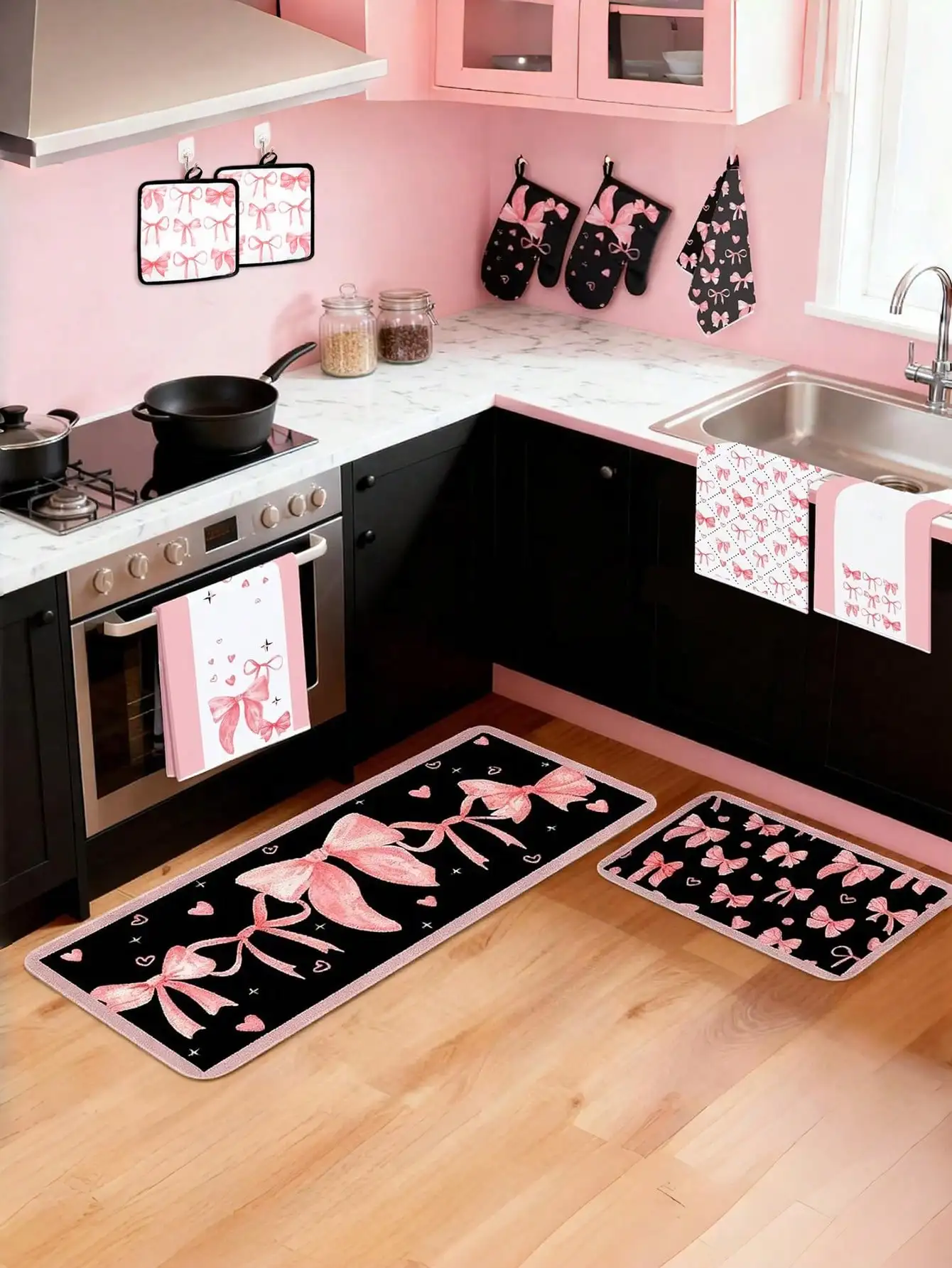 Baking Kitchen Set - ピンクのリボンが付いたキッチングッズ10点セット。内容：食器用クロス4枚、鍋敷き2枚、オーブンミトン2枚、キッチンマット2枚。 バスルーム、キッチン、料理、新築祝い、または焼き菓子作りのプレゼントに最適（ピンクと黒）。